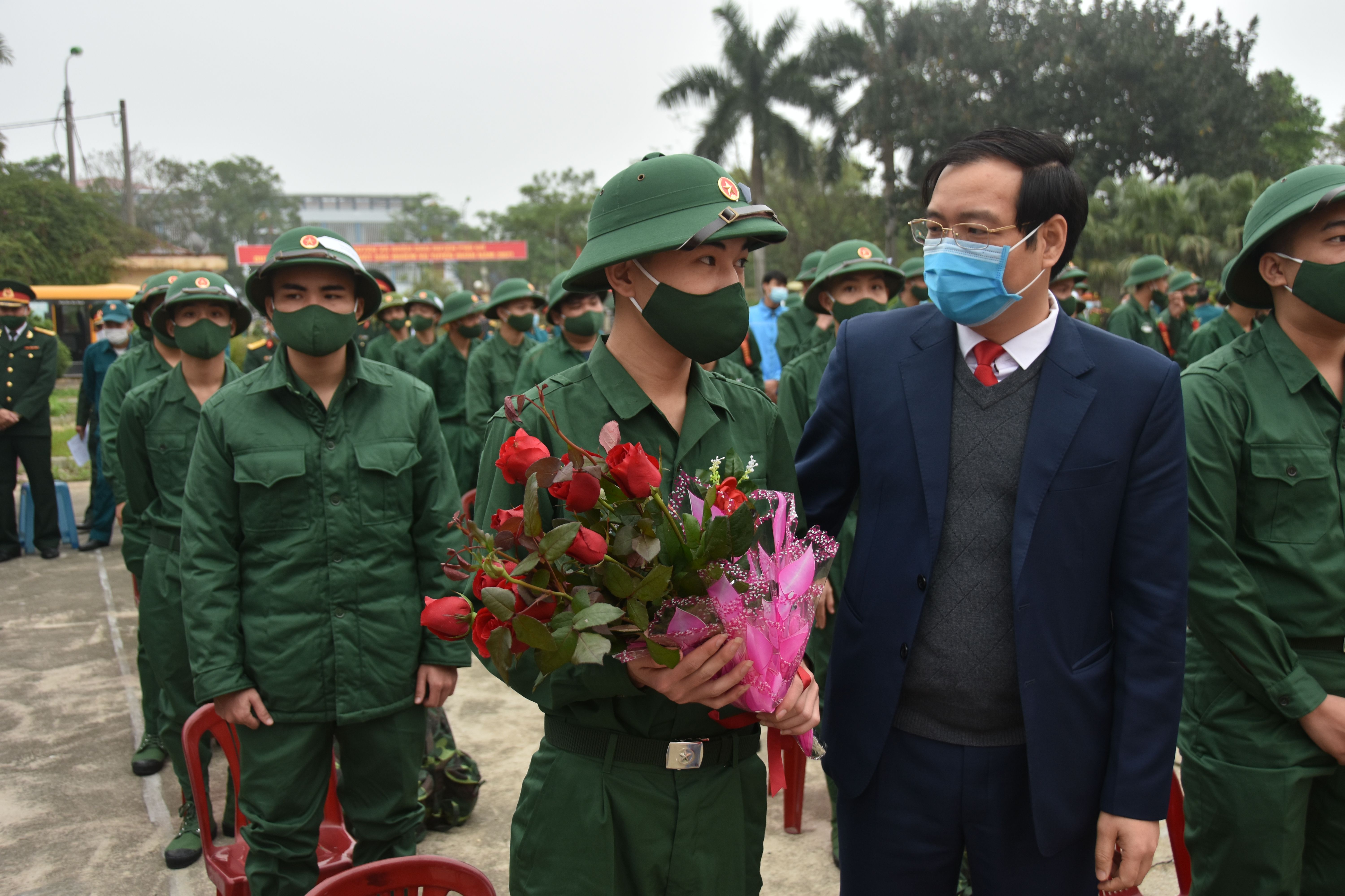   Uỷ ban nhân dân huyện Phù Cừ tặng Giấy khen cho những công dân có thành tích tiêu biểu năm 2021 trong việc chấp hành Luật Nghĩa vụ Quân sự