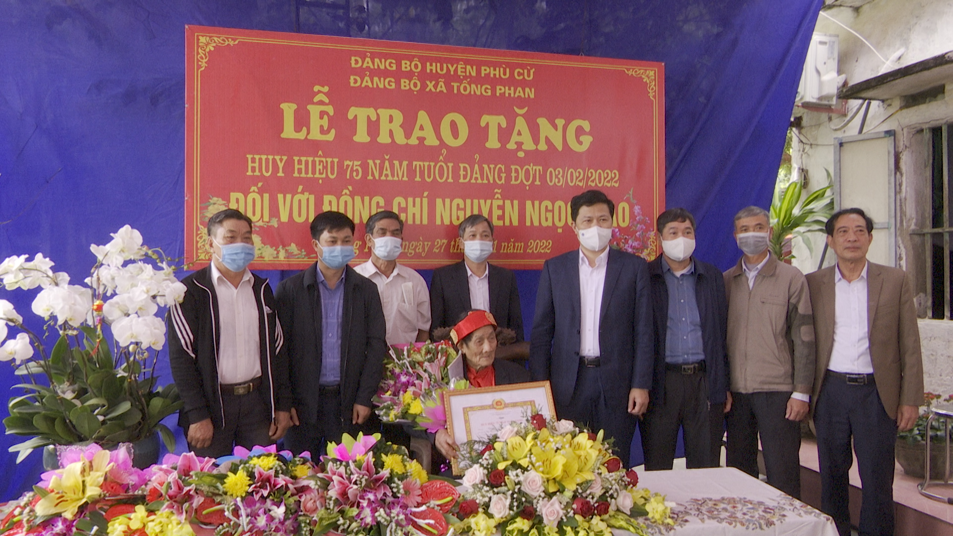   Đồng chí Phó bí thư Thường trực Tỉnh ủy – Chủ tịch HĐND tỉnh trao Huy hiệu 75 năm tuổi Đảng cho các đảng viên trên địa bàn huyện nhà