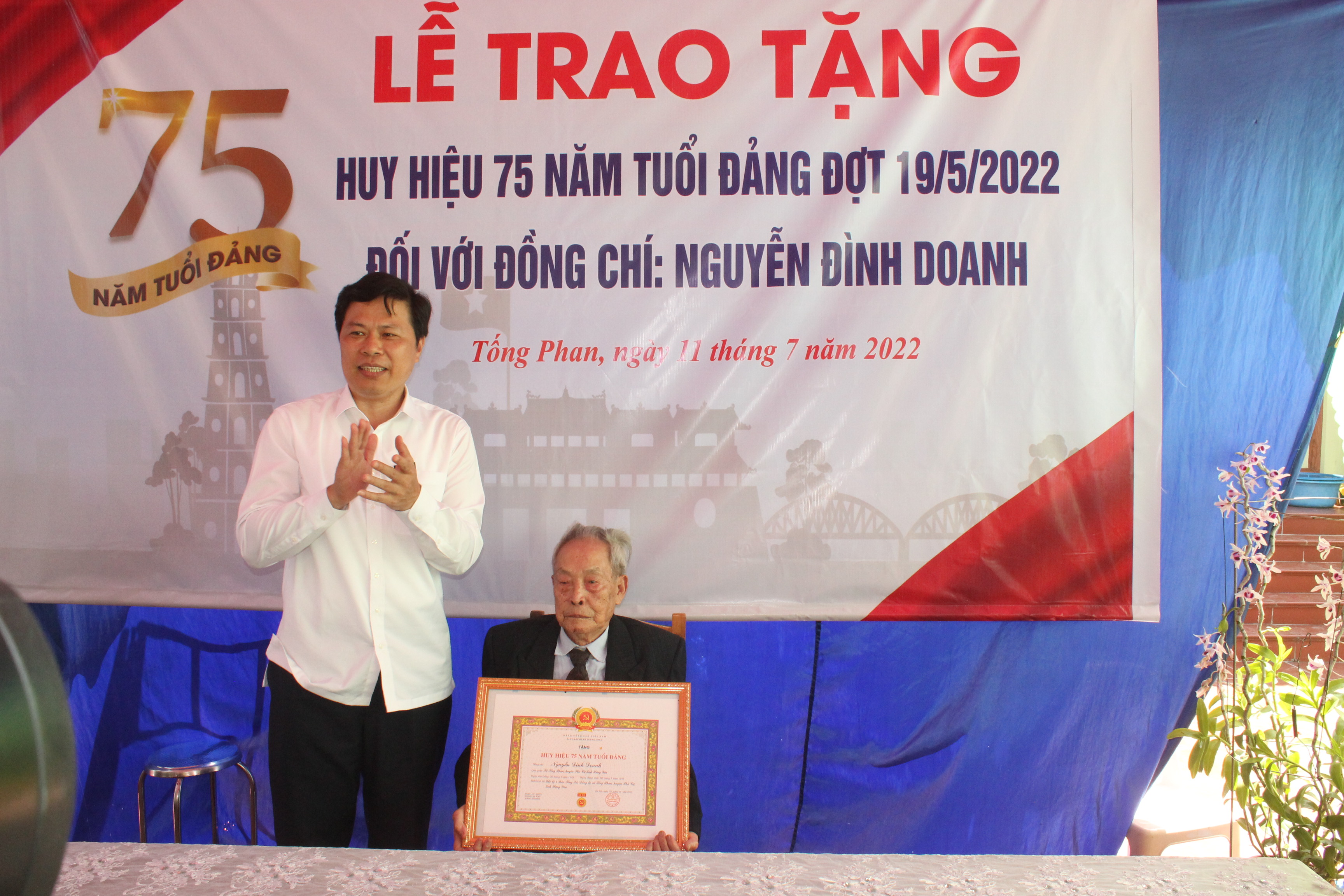   Trao huy hiệu đảng tại xã Tống Phan