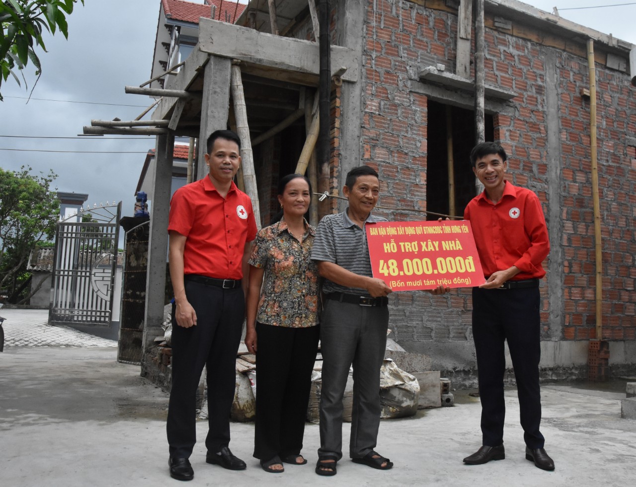   Hội chữ thập đỏ tỉnh, huyện trao tiền hỗ trợ xây nhà cho nạn nhân chất độc da cam ở thôn Vũ xá Trại xã Tống Phan