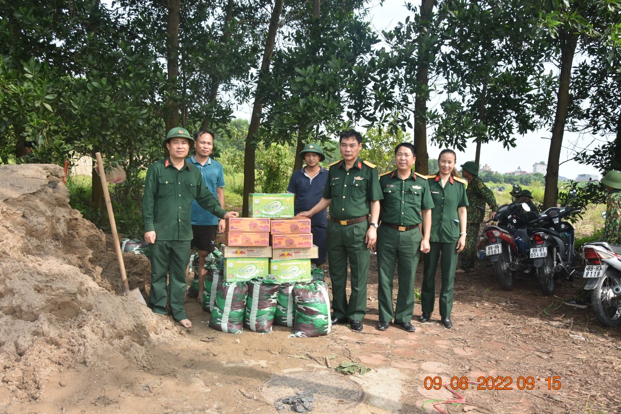   Đảng ủy, Ban CHQS huyện Phù Cừ thăm, kiểm tra và động viên lực lượng làm nhiệm vụ xây dựng căn cứ chiến đấu trong diễn tập Khu vực phòng thủ tỉnh năm 2022