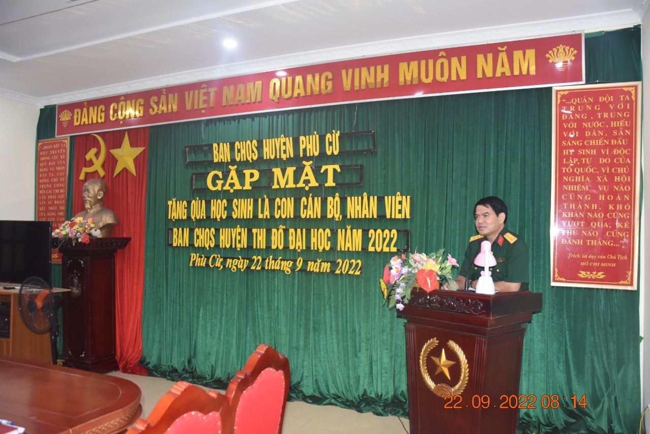   Ban CHQS huyện Phù Cừ đã tổ chức gặp mặt, tặng quà các cháu học sinh thi đỗ Đại học năm 2022 là con của các đồng chí sĩ quan, QNCN đang công tác tại Ban CHQS huyện