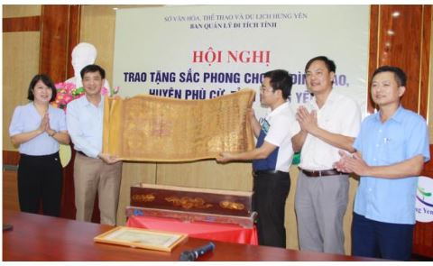   Hội nghị trao tặng 23 sắc phong của gia đình ông Phạm Trung Hòa ở phường Định Công, quận Hoàng Mai (Hà Nội) cho xã Đình Cao, huyện Phù Cừ