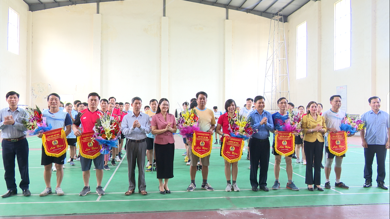   Liên đoàn lao động huyện tổ chức giải giao hữu thể thao