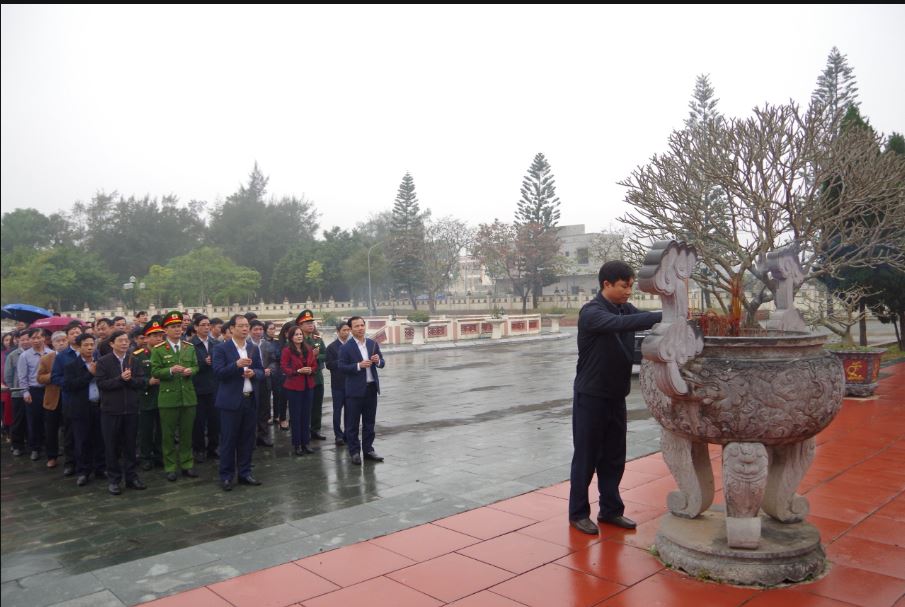   Huyện nhà viếng Đền thờ các Anh hùng Liệt sỹ và di tích lịch sử cây đa và đền La Tiến, xã Nguyên Hoà nhân dịp Tết Nguyên đán Giáp Thìn 2024