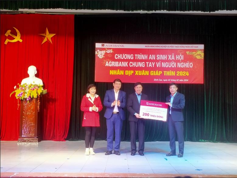   Phó bí thư TT tỉnh uỷ Tặng quà Tết cho các gia đình là hộ nghèo, cận nghèo có hoàn cảnh khó khăn xã Đình Cao