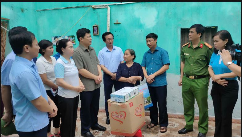   Đồng chí Trần Quốc Toản, Phó Bí thư Thường trực Tỉnh ủy, Chủ tịch HĐND tỉnh thăm tặng quà cho 2 gia đình hội viên phụ nữ cao tuổi ở huyện Phù Cừ bị thiệt hại nặng sau bão số 3