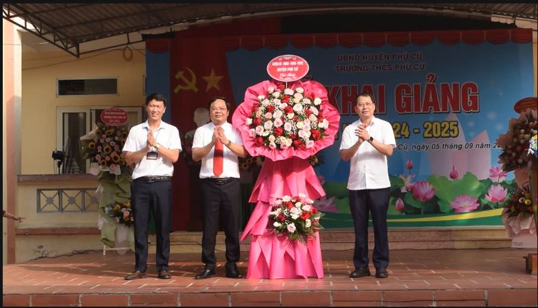   Các đồng chí lãnh đạo Tỉnh, Huyện dự lễ khai giảng đầu năm học tại một số trường THCS, TH và mầm non trên địa bàn huyện